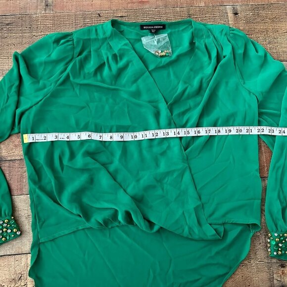 Boston Proper Lightweight Embellished Cuff Surplice Wrapped Top in Green -M - Picture 3 of 8